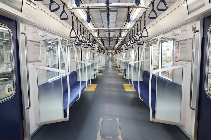 車内は青をアクセントとしたデザイン