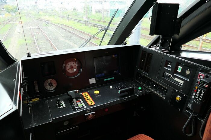 運転台の機器類。マスコンは左手操作のワンハンドルだ