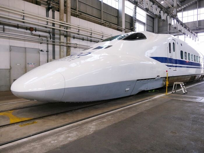 斜め横から見た先頭部