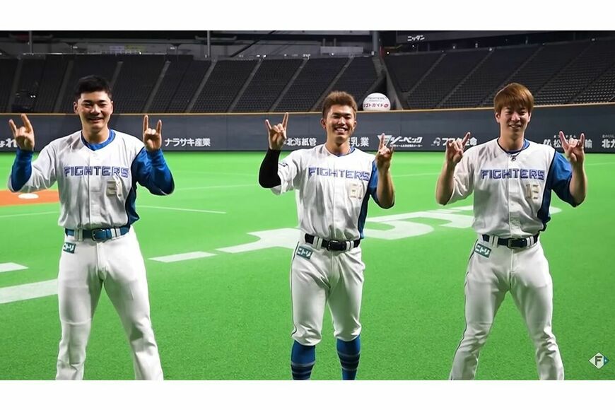 きつねダンスを踊る清宮（左、北海道日本ハムファイターズ公式YouTubeより）（写真：週刊女性PRIME）