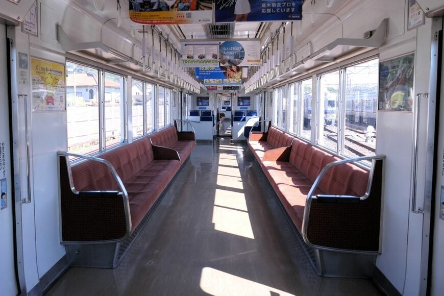 2000系の車内（記者撮影）