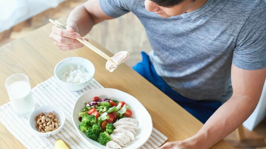 食事をする人物