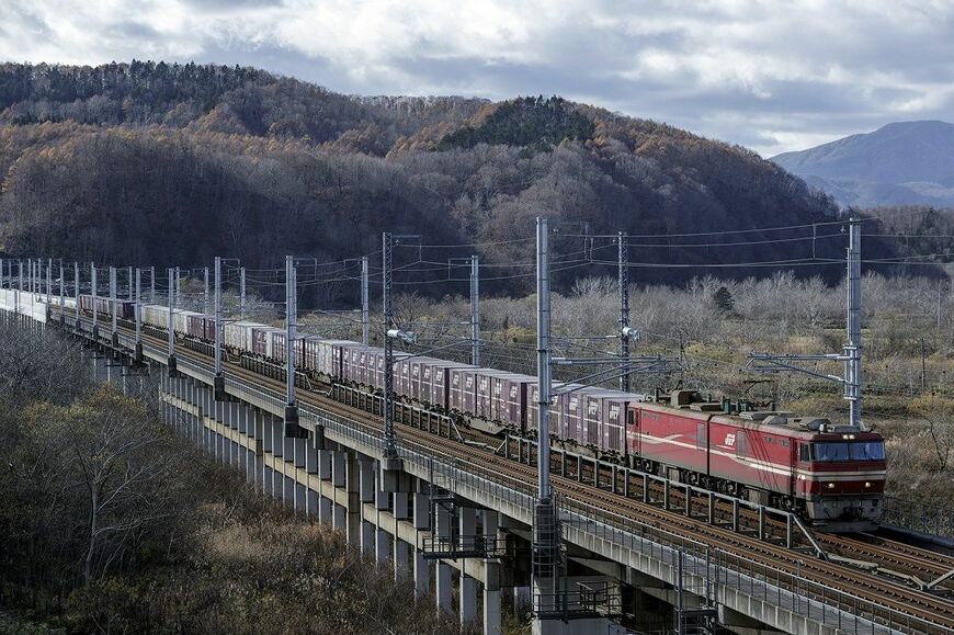 青函トンネルを挟む共用区間を走る下り貨物列車。新幹線列車に対し倍の列車本数があり、現状は貨物輸送主体といえる（写真：久保田 敦）