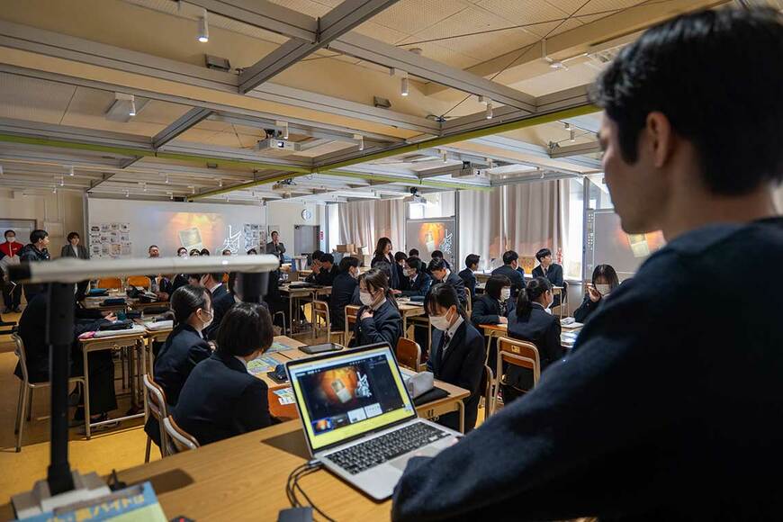 学校で『レイの失踪』を使った授業の様子。生徒は机を向かい合わせている