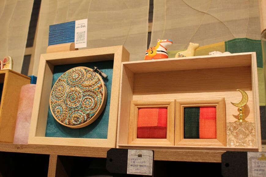 ポジャギをテーマにした作品が並ぶハナさんのアトリエの様子（写真：筆者撮影）