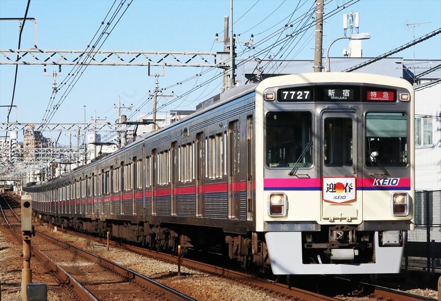 7777編成の新宿側先頭車は7727だ（撮影：南正時）