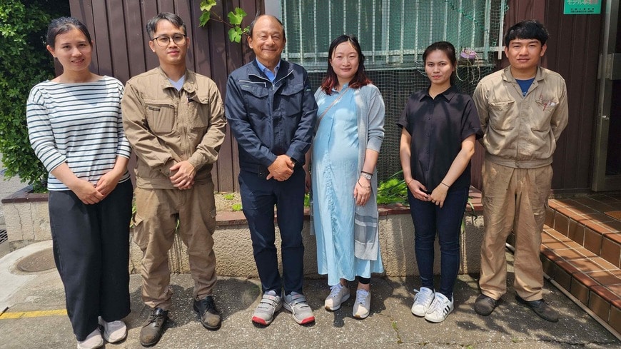 兵庫県尼崎市の福本鉄工所で働くミャンマー人従業員。左から、ナン・メイ・テッ・ピュさん、ソー・ミョー・テッさん、福本豊社長、娘の七重さん、カイン・サベー・モンさん、ジン・ミン・トンさん（写真・西垣充撮影）