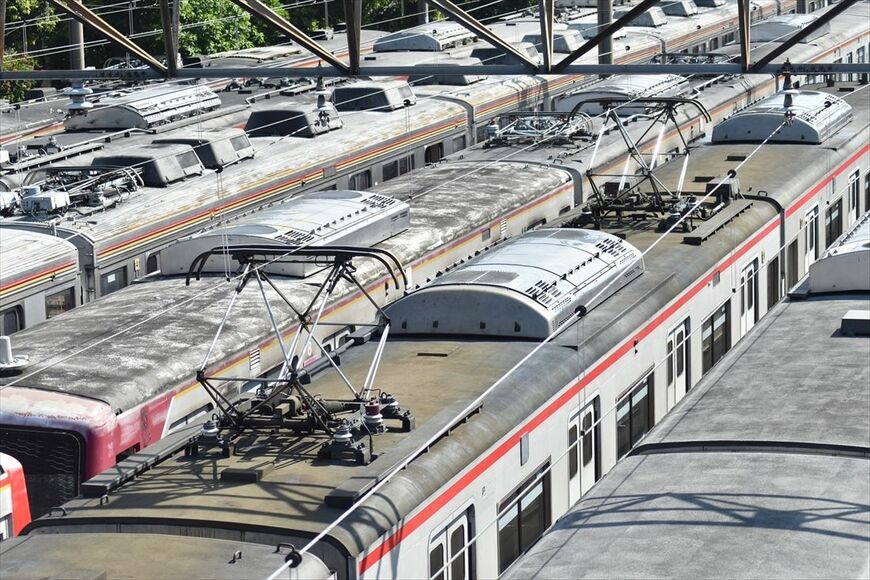 東京メトロ6000系に搭載され、そのままインドネシアに渡った東洋電機製造製のパンタグラフ（筆者撮影）