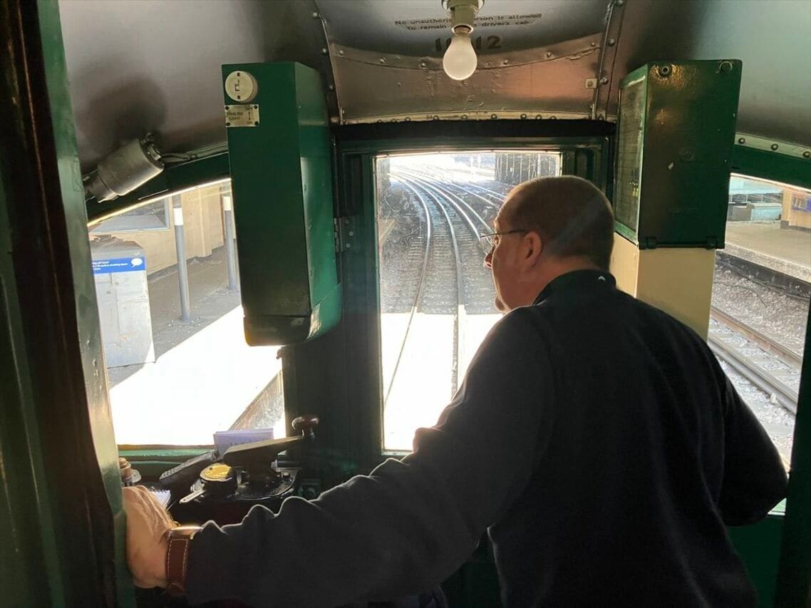 運転室ドアは記念走行中、常に開け放しだった