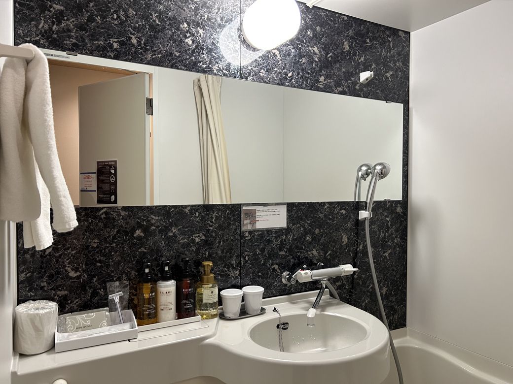 ビジネスホテルの浴室で横長ミラーはかなり珍しいのではないだろうか。少しテンションがあがった（写真：筆者撮影）