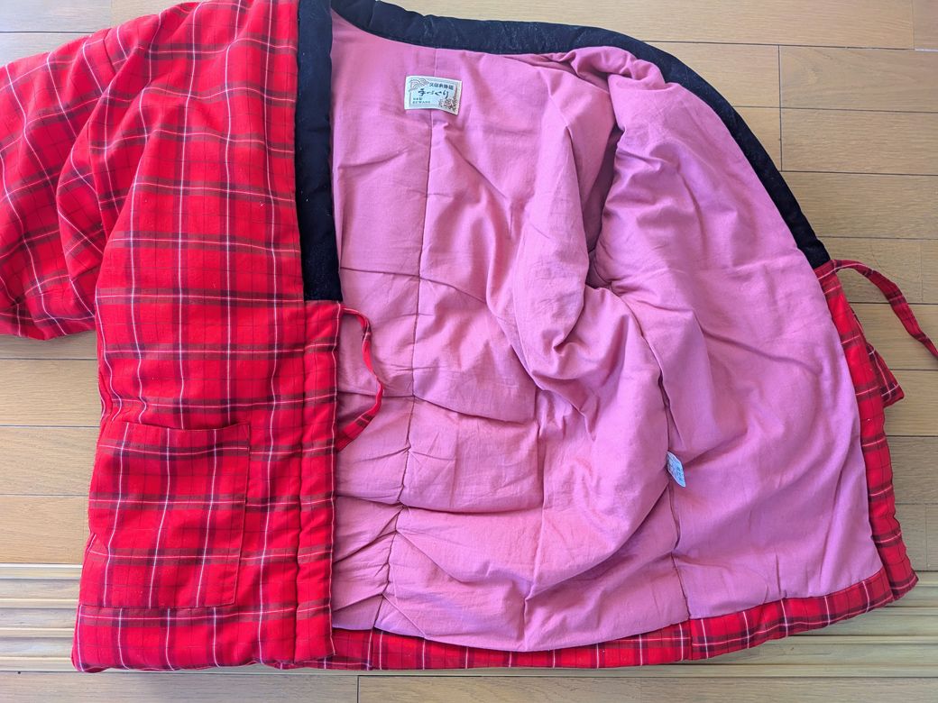 筆者愛用の「綿の郷」の半纏。背中にたっぷり入った綿で、ふんわり包まれているような心地よさと暖かさを感じる（写真：筆者撮影）