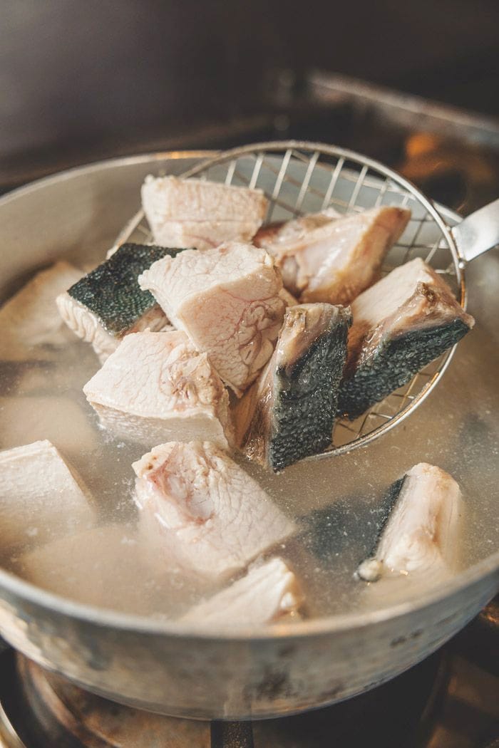 ぶりを熱湯にくぐらせている様子