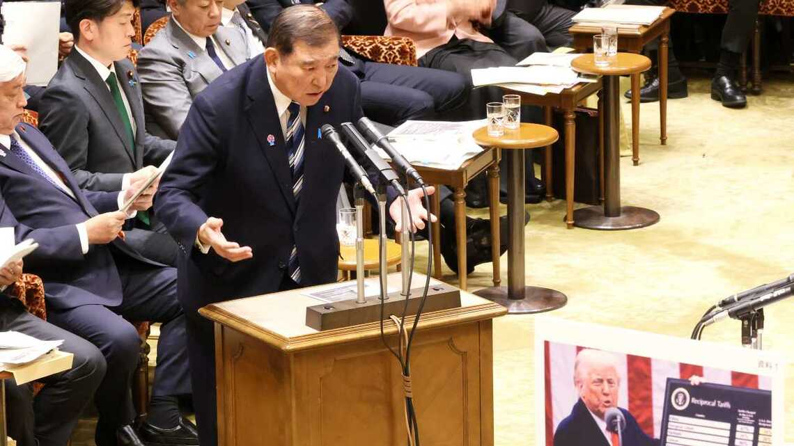 参議院決算委員会で答弁する石破首相。しかし、そのスタンスは連日ブレまくっている(写真:つのだよしお/アフロ)