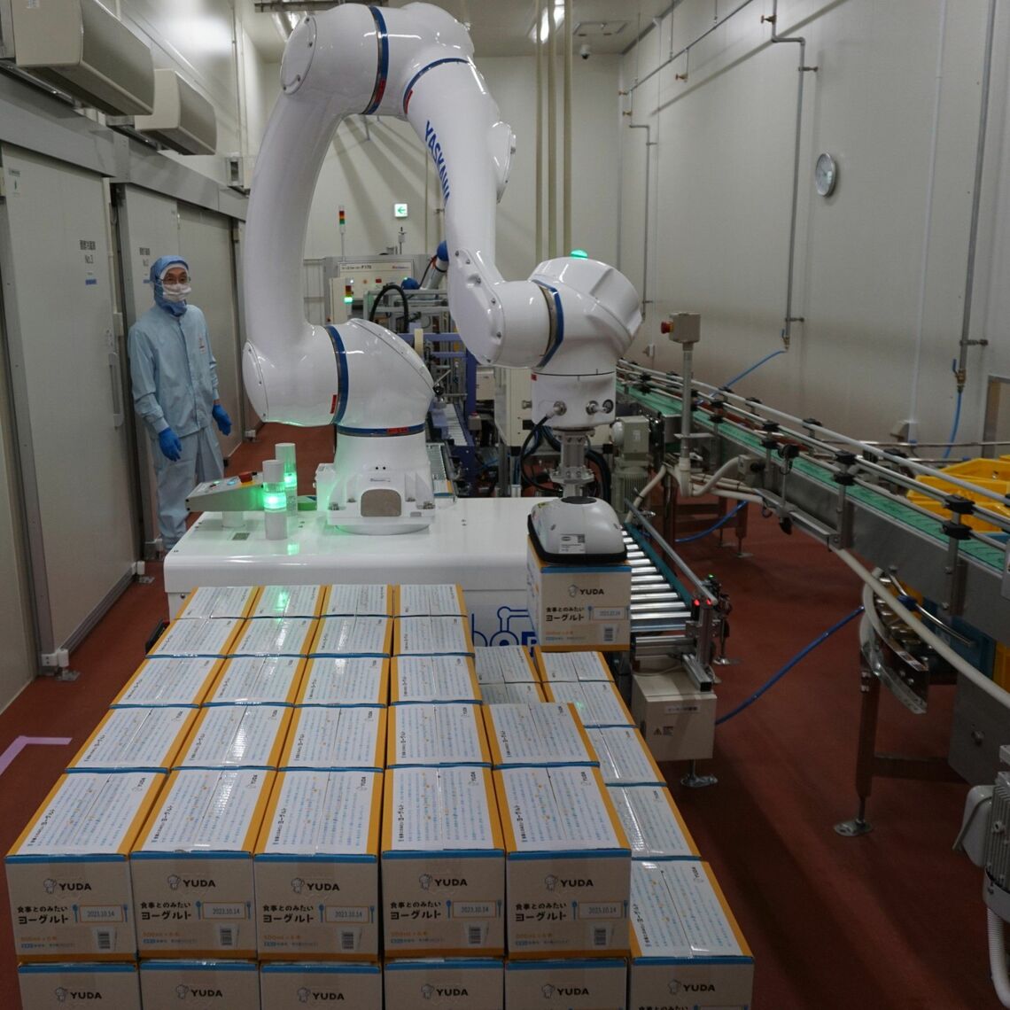 湯田牛公社は冷蔵庫内の1台に続き、箱詰め室内での作業に2台のロボットを導入した（記者撮影）