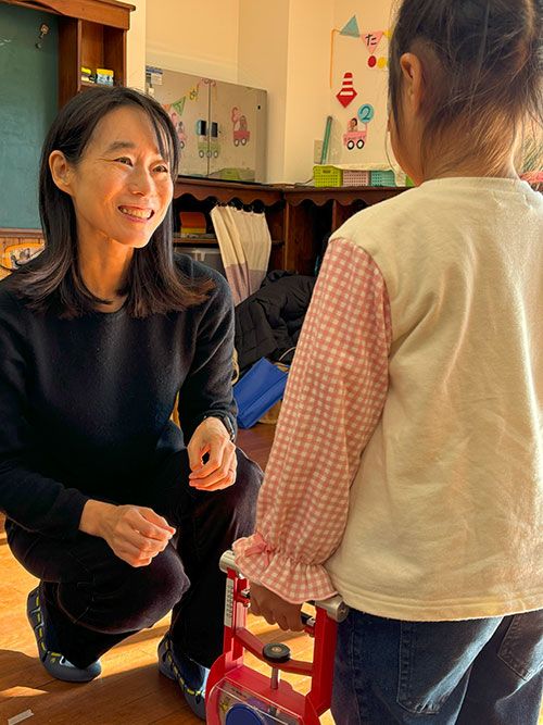 東京家政学院大学で教授を務める田中千晶氏。写真は幼児を対象とした生活習慣調査の様子（写真：本人提供）