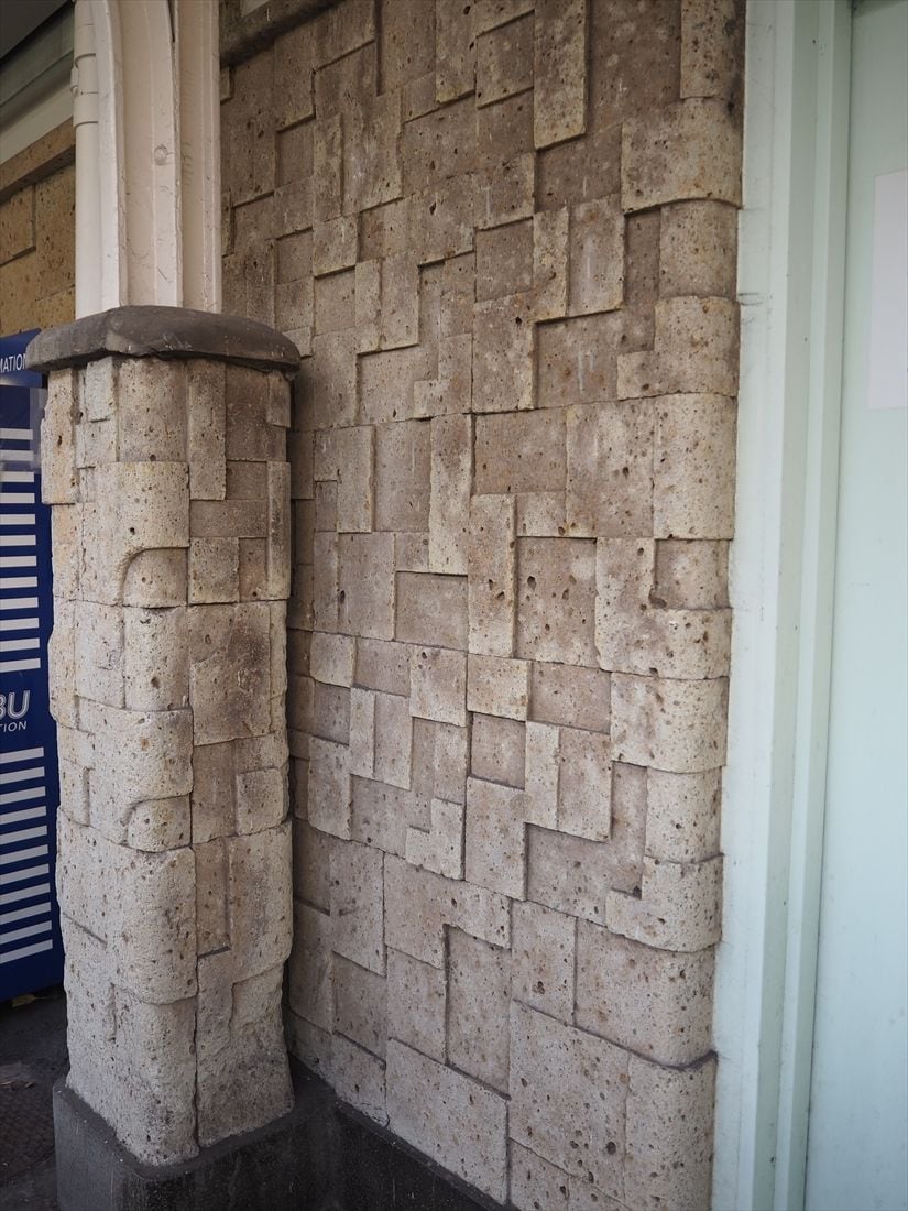 開業当時から残る壁面や柱の大谷石（記者撮影）