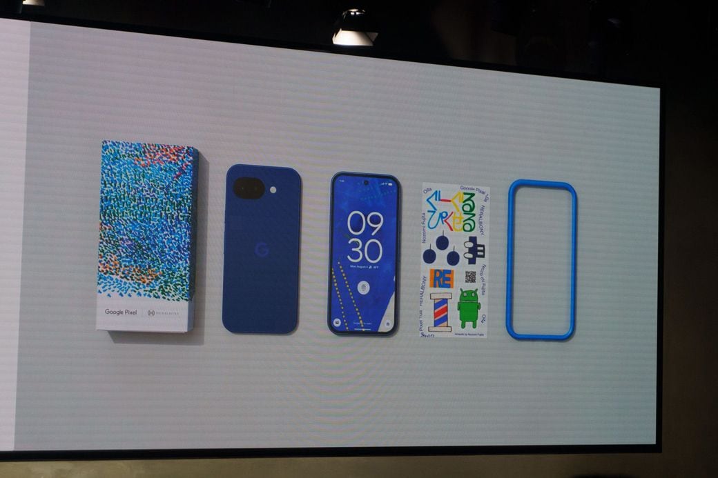 イサイブルーの同梱物一式。パッケージ、本体、ステッカー、バンパーケースで構成される（写真：筆者撮影）