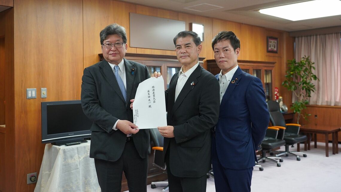 2022年6月、洋上風力に関する提言書を萩生田光一経産相（左）に手渡しした、自民党・再エネ議連の柴山昌彦会長（中央）、秋本真利事務局長（右）。肩書は当時（記者撮影）