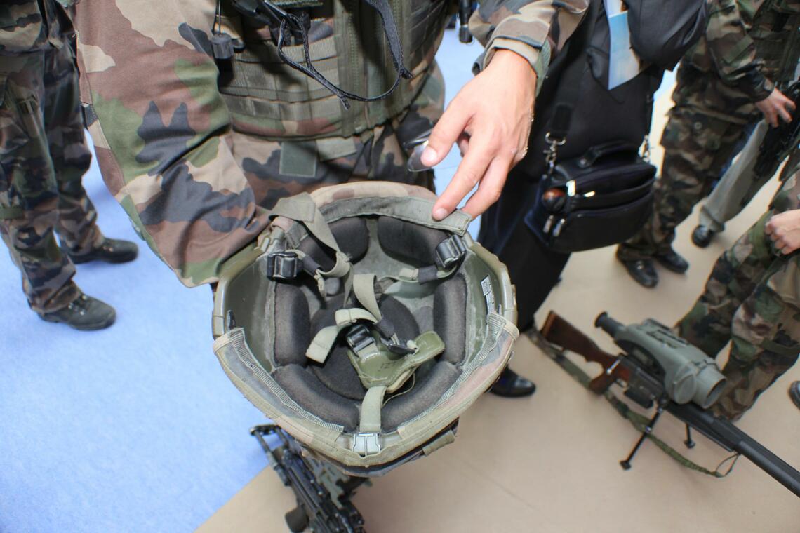 仏軍の最新型ヘルメット。衝撃吸収パッドを採用している（写真：筆者）