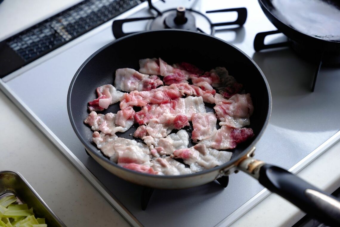 フライパンに並べた豚バラ肉