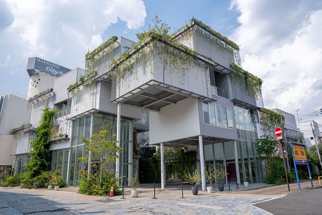 「まえばしガレリア」が立つのは、前橋唯一の百貨店「スズラン」がある銀座通り。ダイナミックなデザインがランドマークになっている（写真撮影／前田慶亮）