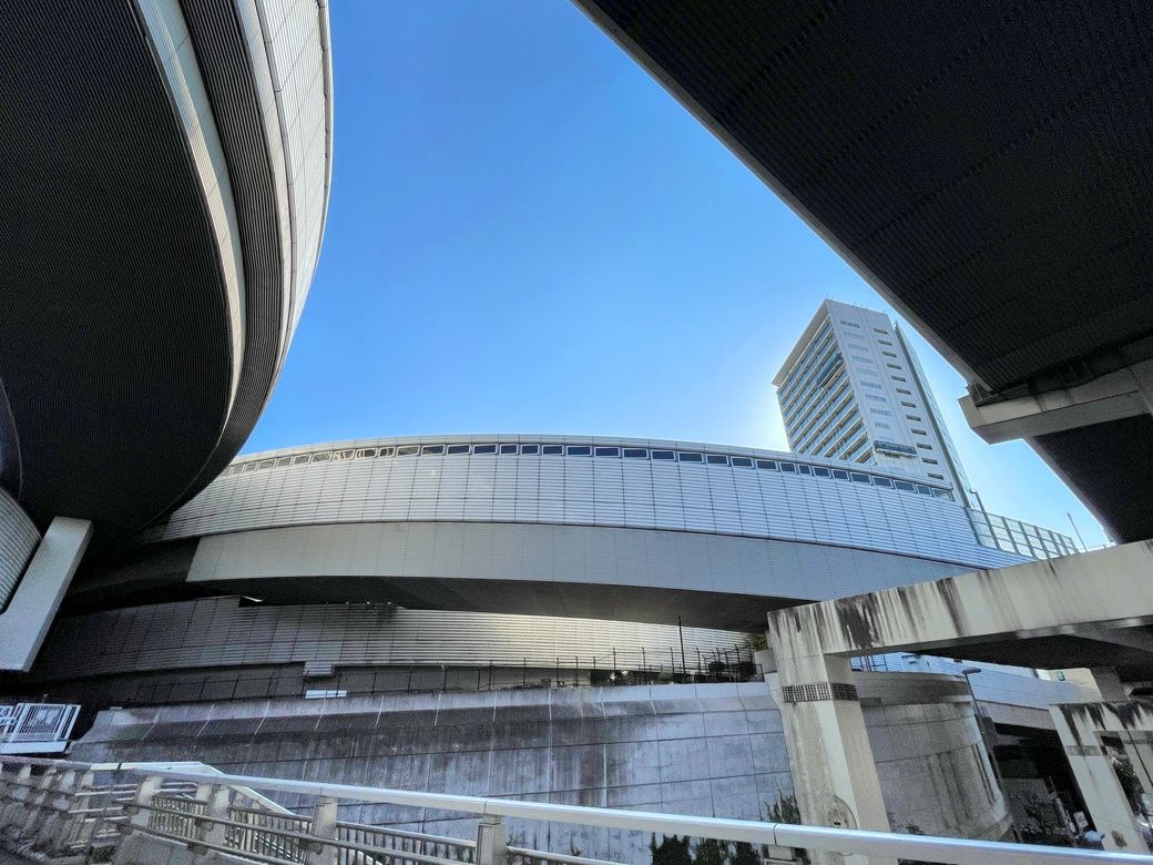 ジャンクションと首都高とタワマンの作りだす不思議な光景