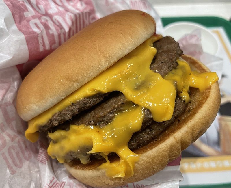 チーズバーガーが倍になったマクドナルドのダブルチーズバーガー。それをさらに倍にした倍ダブルチーズバーガー （470円）は夜マック専用メニュー（筆者撮影）