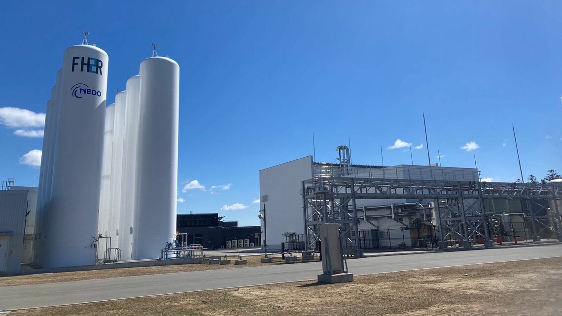 浪江町内の実証施設「福島水素エネルギー研究フィールド」（記者撮影）