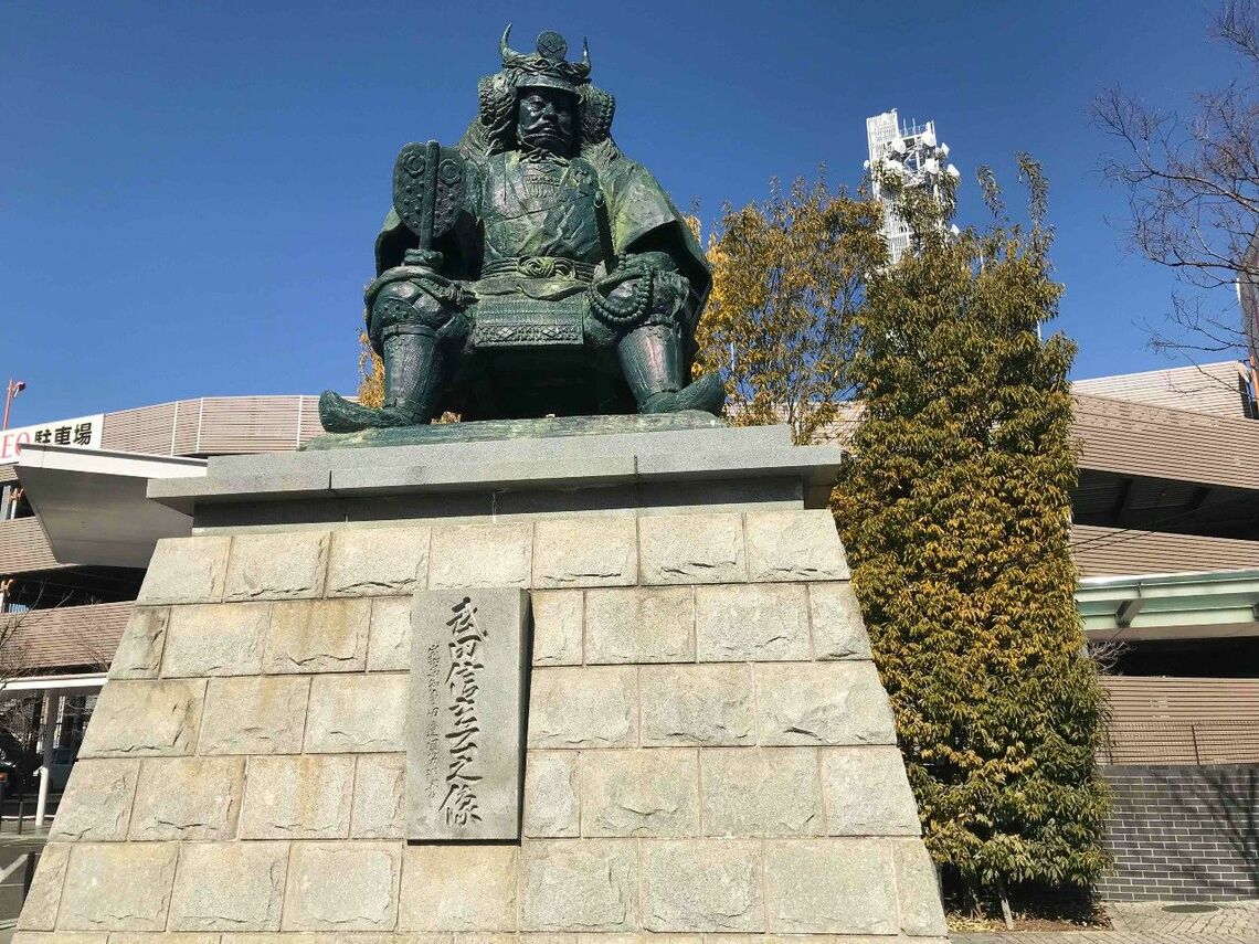 取材時は快晴。JR甲府駅前の「武田信玄像」も青空のもとで見守っていた（筆者撮影）