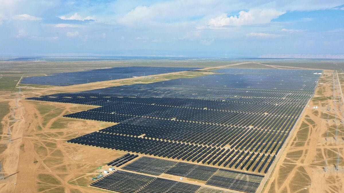 【中古】太陽光発電市場・部材の実態と将来展望?メガソーラー・太陽光発電市場実態/予測・住宅用太陽光発電・関連部材〈2013〉 (未来予測・将来展望シリ 中国の太陽光パネル｢利益なき繁忙｣の手詰まり 大手の隆基緑能科技が12