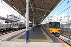 池袋方からみた上り線ホームに普通が到着。