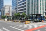 移転新設された稲荷町電停。ホームの長さは60ｍと日本の路面電車で最長（撮影：伊原薫）