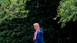 トランプ大統領の政策の歴史的な評価は2つに分かれる。そのどちらであるかを見定めることが日本の針路を決めるうえで重要だ（写真：ブルームバーグ）