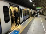 ヒースローセントラル駅に停車するエリザベス線の車両。東京メトロはロンドンで「空港接続鉄道」の運営の一翼に携わることにもなる（筆者撮影）