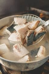 ぶりを熱湯にくぐらせている様子