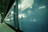 札幌駅で出発を待つ稚内行き夜行急行「利尻」（1979年、写真：谷川一巳）