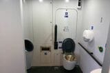 男子小用便器も設けられたトイレ（車いす対応）（撮影：橋爪智之）
