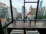 窓際の席は新宿の街を見下ろせる。4席しかないので競争率が高いかも？（筆者撮影）