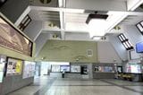 天井が高く開放的な駅舎の内部（記者撮影）