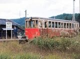 「男はつらいよ」で寅さんが訪れた駅、金平駅に停車するキハ3（撮影：南正時）