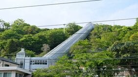 中央線から見える｢山肌を貫く巨大チューブ｣の正体…バブルが生んだ､山梨《天空のマチュピチュ》規格外な"その中身"