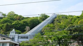 斜面に伸びる巨大な建造物