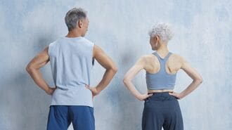 エクササイズするシニアの男性と女性のポートレート　後ろ姿