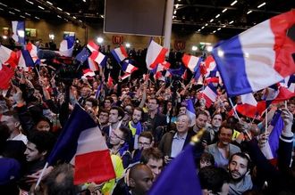 仏大統領選､｢マクロンvsルペン｣の決選投票へ