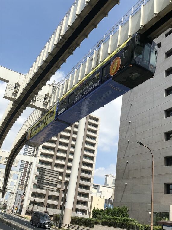 ビルの谷間 千葉都市モノレール 0形