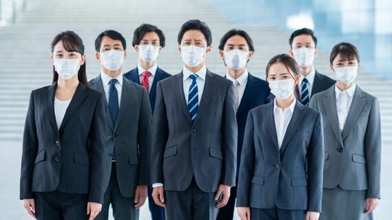 マスクをしている日本人の男女