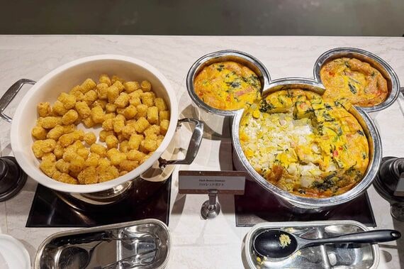 ハッシュドポテト、ミッキー型のお皿に盛り付けられたフリッタータ