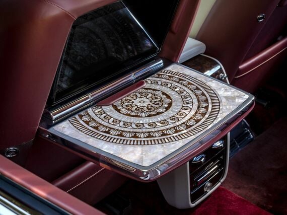 マザーオブパールをふんだんに使ったトップをもつ後席用テーブル（写真：courtesy of Rolls-Royce Motor Cars）