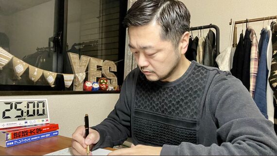 勉強配信をするビリおじさん(写真:本人提供)