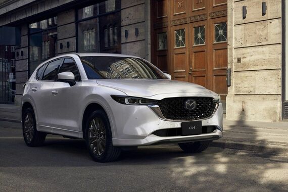 「CX-5」は2017年の発売で、2025年7月に新型モデルを先行公開。2026年に発売する（写真：マツダ）